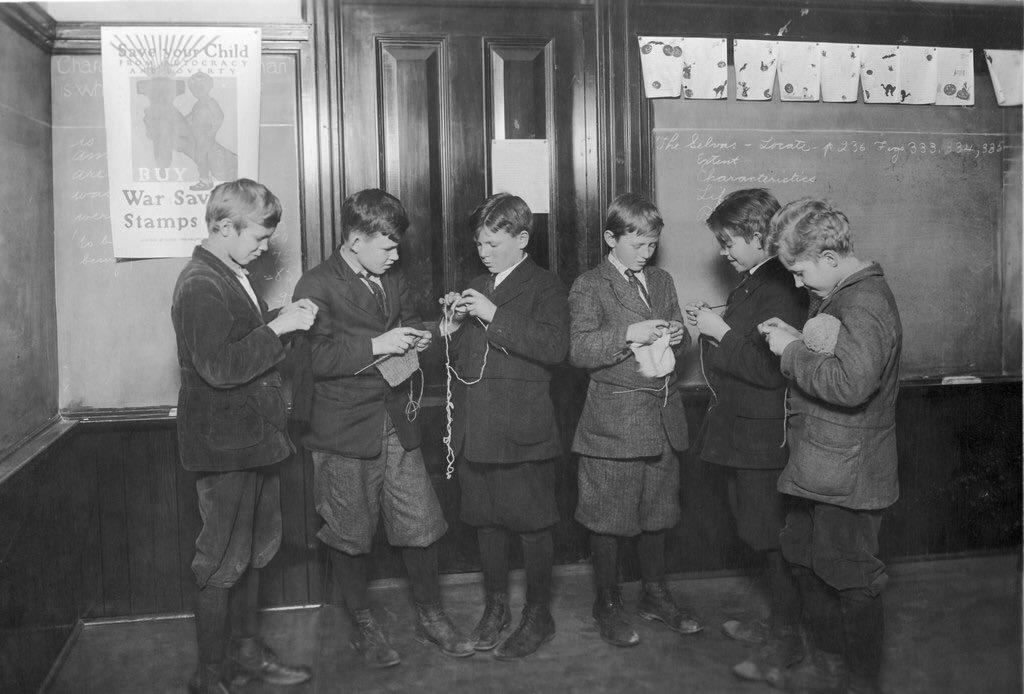 Quando non c’era la Playstation: Ragazzi intenti all’uncinetto nella ricreazione a scuola (Seattle 1918)